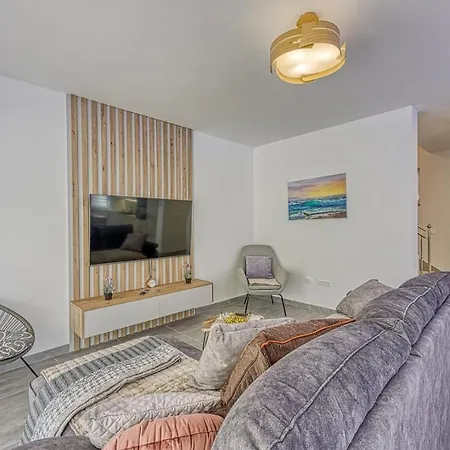 Manda With Private Pool * 罗维尼村