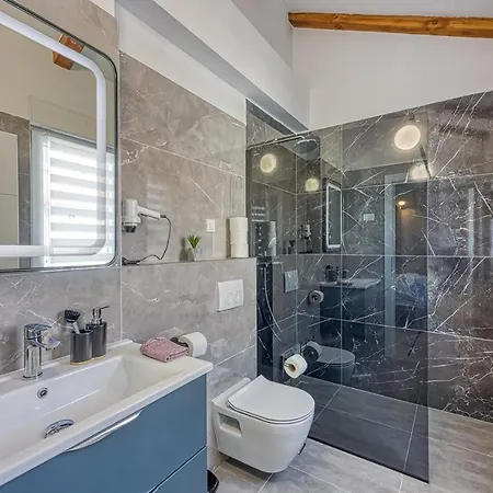 Manda With Private Pool 罗维尼村