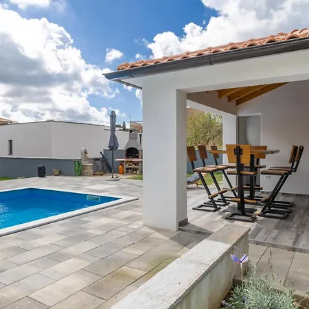 Manda With Private Pool Vila