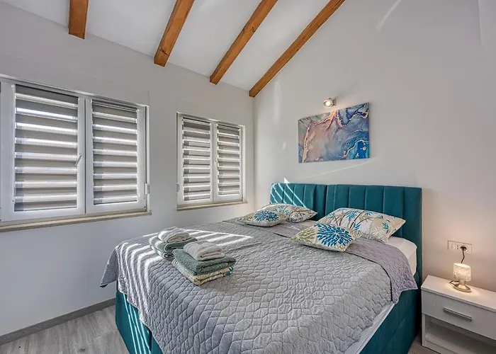 Manda With Private Pool Vila