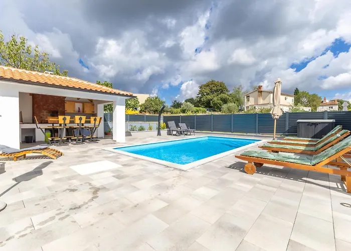 Manda With Private Pool