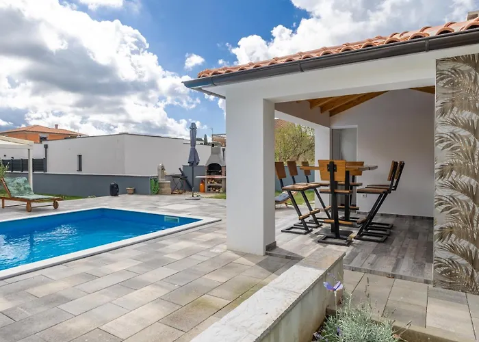 Manda With Private Pool Vila