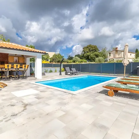 Manda With Private Pool